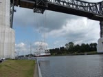 Die Auto- und Personenfhre schwebt an der Rendsburger Hochbrcke ber den Nord- Ostseekanal.